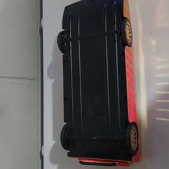 LOL OMG Surprise Car-Pool Coupe, Surprise Pool & Dance Floor; Pink and Gold, 15" - Picture 14 of 16